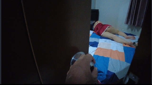เข้าห้องไปเลียหียกซด ขอดูหนังโป๊หน่อยครับ PORN XXX เปิดประตูเข้าไปดูหีคนอิสลามที่กำลังนอน เอามือจกหีก่อนก้มลงไปดมหีแล้วดูดเม็ดแตด จับเย็ดคาชุดนอนไม่ได้นอน