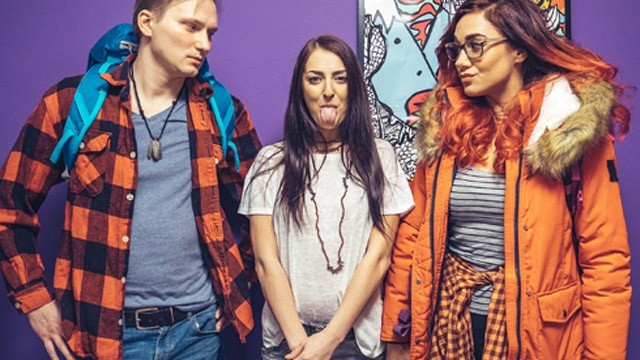 Fake Hostel หนังเอ็กซ์ฝรั่งเต็มเรื่อง คู่ผัวเมียแชร์ห้องพักกับสาวโสด ตกดึกแชร์ผัวผลัดกันเย็ดหี Katy Rose กับ Kety Pearl เลยลุกมาสวิงกิ้งกันซะเลย
