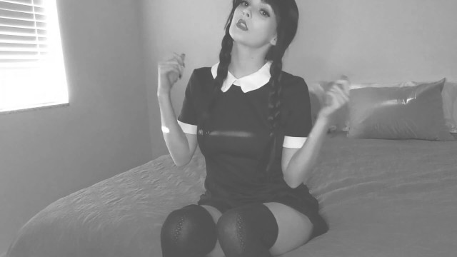 หนังเอ็กฝรั่ง แนวคอสเพลย์ Sweet Nymph สาวสวยหุ่นนางแบบเเต่งเป็น Wednesday Addams โดนจับแหกหีเบิร์นจนเสร็จคาลิ้น ก่อนยัดท่อนควยเย็ดยับจนน้ำแตก แล้วมานั่งดูดน้ำอสุจิสดๆจากท่อน้ำเชื้อ